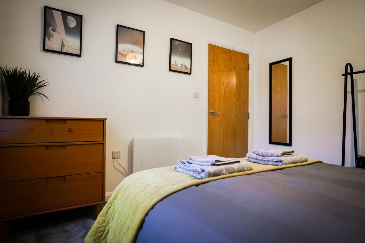 Neon Road At Park House Peterborough City Centre Apartment ภายนอก รูปภาพ