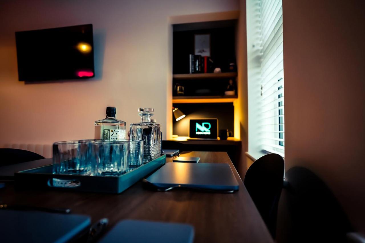 Neon Road At Park House Peterborough City Centre Apartment ภายนอก รูปภาพ
